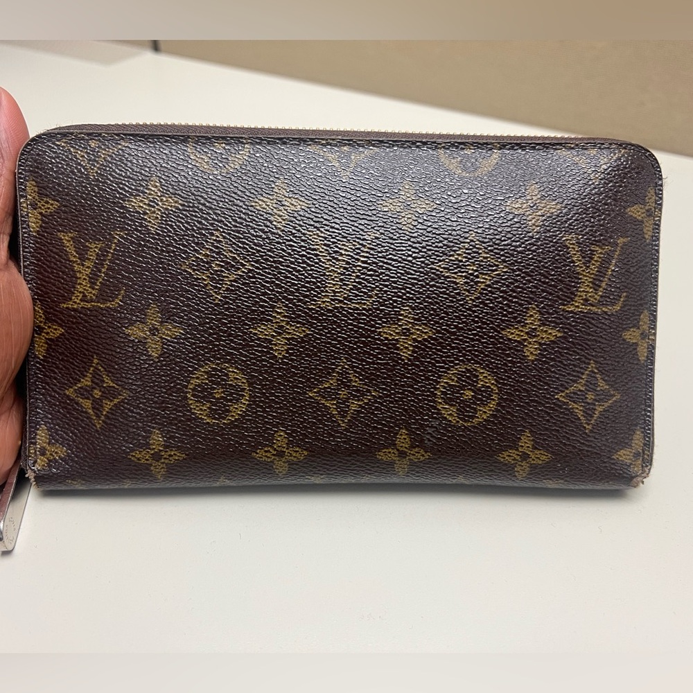 Louis Vuitton Monogram Zippy Organizer Wallet